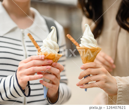 アイスを食べる アイスを食べる 126407621