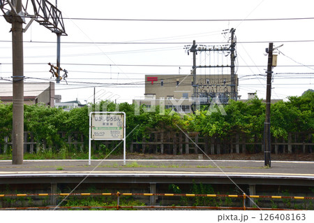 JR北海道、室蘭本線の東室蘭駅から登別駅までの普通列車車窓風景(2023年夏曇り空) 126408163