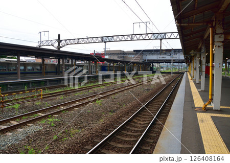 JR北海道、室蘭本線の東室蘭駅から登別駅までの普通列車車窓風景(2023年夏曇り空) 126408164