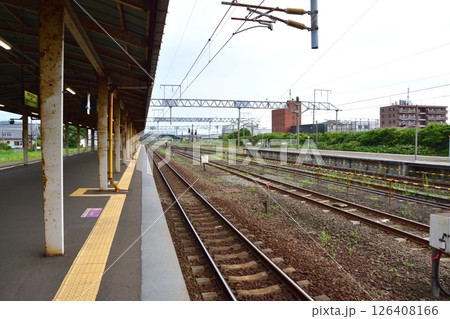 JR北海道、室蘭本線の東室蘭駅から登別駅までの普通列車車窓風景(2023年夏曇り空) 126408166