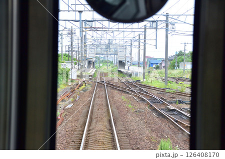 JR北海道、室蘭本線の東室蘭駅から登別駅までの普通列車車窓風景(2023年夏曇り空) 126408170