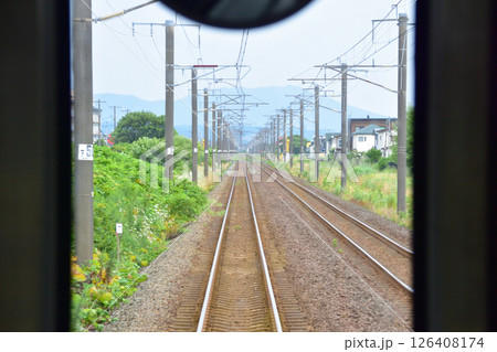 JR北海道、室蘭本線の東室蘭駅から登別駅までの普通列車車窓風景(2023年夏曇り空) 126408174