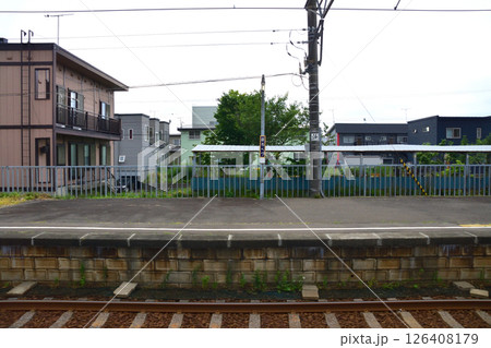 JR北海道、室蘭本線の東室蘭駅から登別駅までの普通列車車窓風景(2023年夏曇り空) 126408179