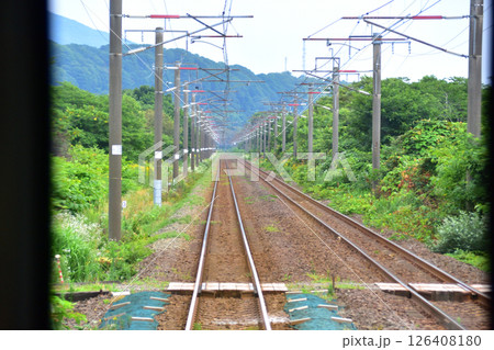 JR北海道、室蘭本線の東室蘭駅から登別駅までの普通列車車窓風景(2023年夏曇り空) 126408180