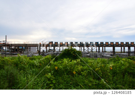 JR北海道、室蘭本線の東室蘭駅から登別駅までの普通列車車窓風景(2023年夏曇り空) 126408185