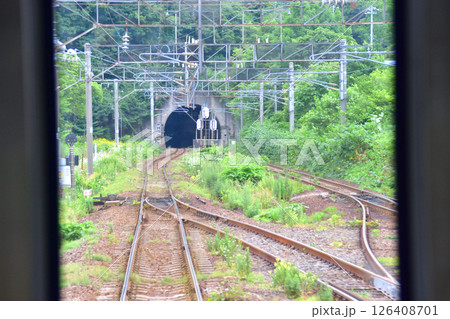 JR北海道、室蘭本線の登別駅から白老駅までの普通列車車窓風景(2023年夏曇り空) 126408701