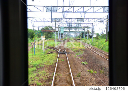 JR北海道、室蘭本線の登別駅から白老駅までの普通列車車窓風景(2023年夏曇り空) 126408706