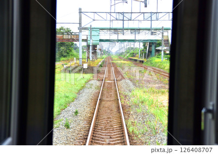 JR北海道、室蘭本線の登別駅から白老駅までの普通列車車窓風景(2023年夏曇り空) 126408707