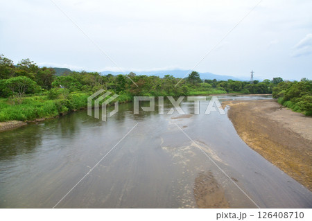 JR北海道、室蘭本線の登別駅から白老駅までの普通列車車窓風景(2023年夏曇り空) JR北海道、室蘭本線の登別駅から白老駅までの普通列車車窓風景(2023年夏曇り空) 126408710