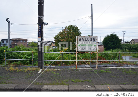 JR北海道、室蘭本線の登別駅から白老駅までの普通列車車窓風景(2023年夏曇り空) 126408713