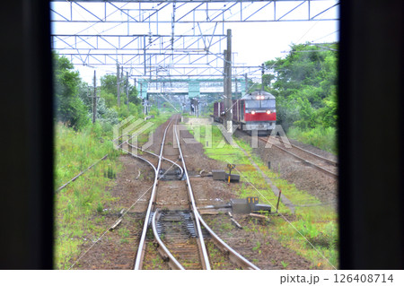 JR北海道、室蘭本線の登別駅から白老駅までの普通列車車窓風景(2023年夏曇り空) 126408714