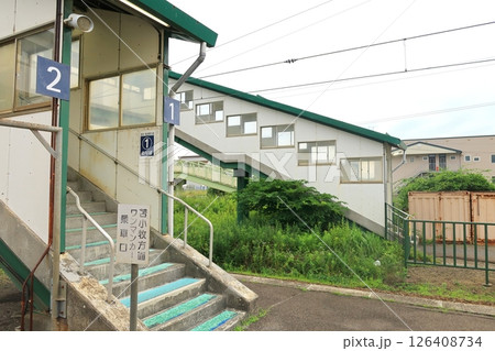 JR北海道、室蘭本線の登別駅から白老駅までの普通列車車窓風景(2023年夏曇り空) 126408734