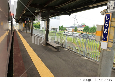 JR北海道、室蘭本線の登別駅から白老駅までの普通列車車窓風景(2023年夏曇り空) 126408735