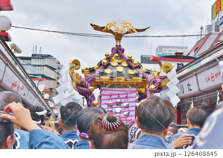 三社祭で仲見世を進む一之宮　東京 126408845