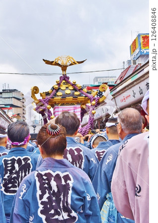 三社祭で仲見世を進む一之宮　東京 126408846