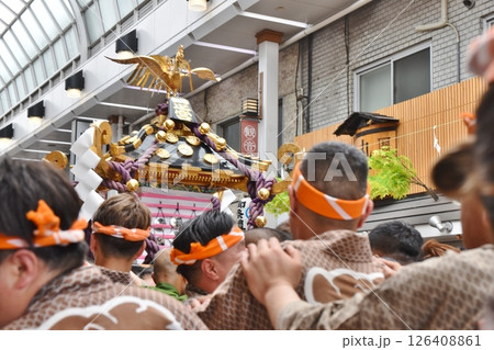 三社祭で観音通りを進む一之宮　東京 126408861
