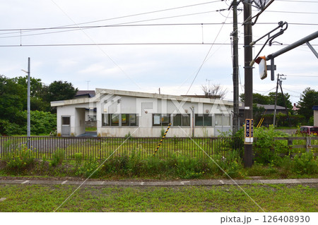 JR北海道、室蘭本線の白老駅から苫小牧駅までの普通列車車窓風景(2023年夏曇り空) 126408930