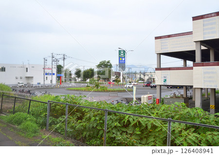JR北海道、室蘭本線の白老駅から苫小牧駅までの普通列車車窓風景(2023年夏曇り空) 126408941
