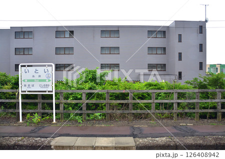 JR北海道、室蘭本線の白老駅から苫小牧駅までの普通列車車窓風景(2023年夏曇り空) 126408942