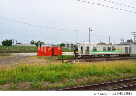 JR北海道、室蘭本線の白老駅から苫小牧駅までの普通列車車窓風景(2023年夏曇り空) JR北海道、室蘭本線の白老駅から苫小牧駅までの普通列車車窓風景(2023年夏曇り空) 126408948