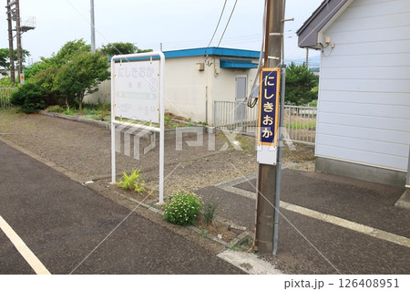 JR北海道、室蘭本線の白老駅から苫小牧駅までの普通列車車窓風景(2023年夏曇り空) 126408951