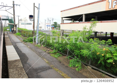JR北海道、室蘭本線の白老駅から苫小牧駅までの普通列車車窓風景(2023年夏曇り空) 126408952