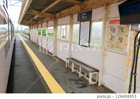 JR北海道、室蘭本線の白老駅から苫小牧駅までの普通列車車窓風景(2023年夏曇り空) 126408953