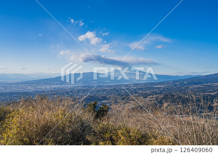 函南町にある西丹那駐車場から見た富士山と街並み(静岡県) 126409060