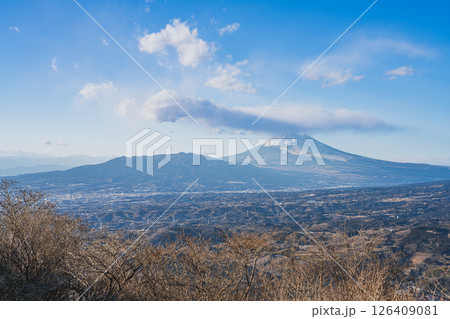 函南町にある西丹那駐車場から見た富士山と街並み(静岡県) 126409081