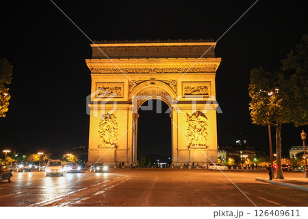 フランス　パリ　夜の凱旋門 126409611