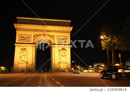 フランス　パリ　夜の凱旋門 126409614
