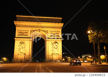 フランス　パリ　夜の凱旋門 126409615