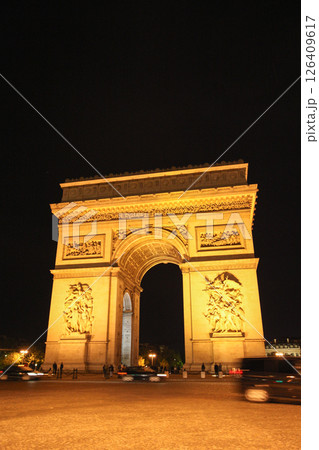 フランス　パリ　夜の凱旋門 126409617