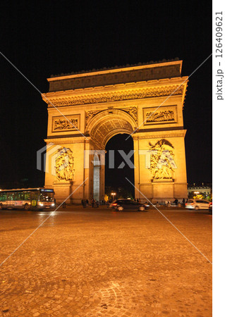 フランス　パリ　夜の凱旋門 126409621