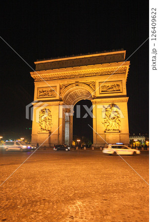 フランス　パリ　夜の凱旋門 126409622