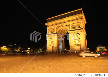 フランス　パリ　夜の凱旋門 126409651