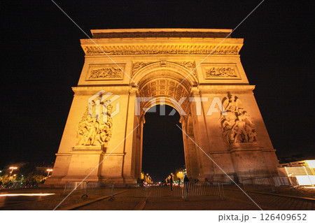 フランス　パリ　夜の凱旋門 126409652