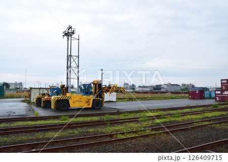 JR北海道、日高本線の苫小牧駅から鵡川駅までの風景(2023年夏曇り空) 126409715