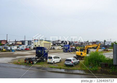JR北海道、日高本線の苫小牧駅から鵡川駅までの風景(2023年夏曇り空) 126409717
