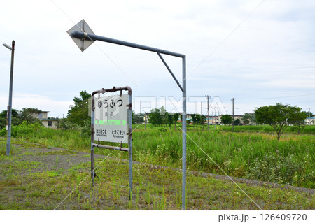 JR北海道、日高本線の苫小牧駅から鵡川駅までの風景(2023年夏曇り空) 126409720