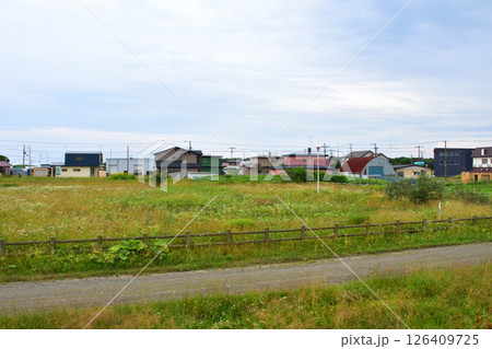 JR北海道、日高本線の苫小牧駅から鵡川駅までの風景(2023年夏曇り空) JR北海道、日高本線の苫小牧駅から鵡川駅までの風景(2023年夏曇り空) 126409725