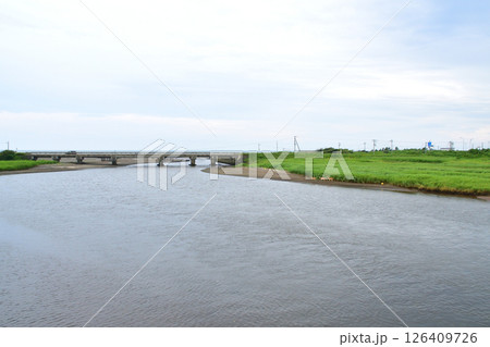 JR北海道、日高本線の苫小牧駅から鵡川駅までの風景(2023年夏曇り空) 126409726