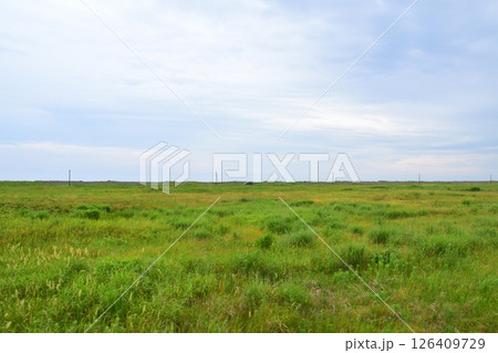 JR北海道、日高本線の苫小牧駅から鵡川駅までの風景(2023年夏曇り空) 126409729