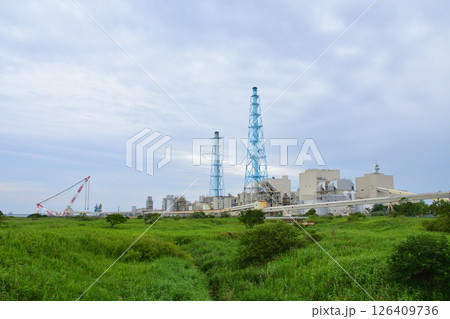 JR北海道、日高本線の苫小牧駅から鵡川駅までの風景(2023年夏曇り空) 126409736