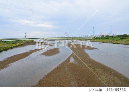 JR北海道、日高本線の苫小牧駅から鵡川駅までの風景(2023年夏曇り空) 126409738