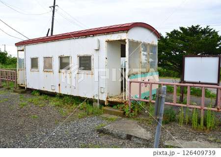 JR北海道、日高本線の苫小牧駅から鵡川駅までの風景(2023年夏曇り空) JR北海道、日高本線の苫小牧駅から鵡川駅までの風景(2023年夏曇り空) 126409739