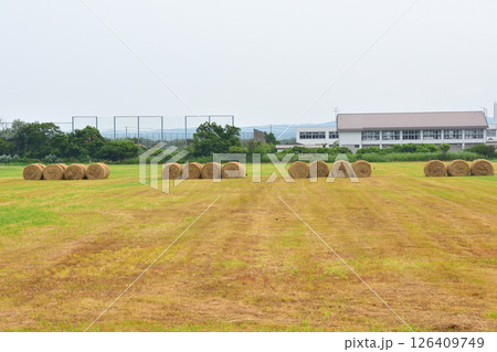 JR北海道、日高本線の苫小牧駅から鵡川駅までの風景(2023年夏曇り空) JR北海道、日高本線の苫小牧駅から鵡川駅までの風景(2023年夏曇り空) 126409749