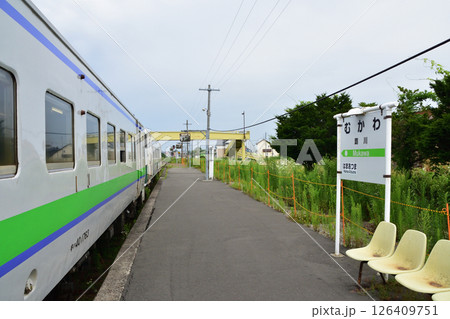 JR北海道、日高本線の苫小牧駅から鵡川駅までの風景(2023年夏曇り空) 126409751