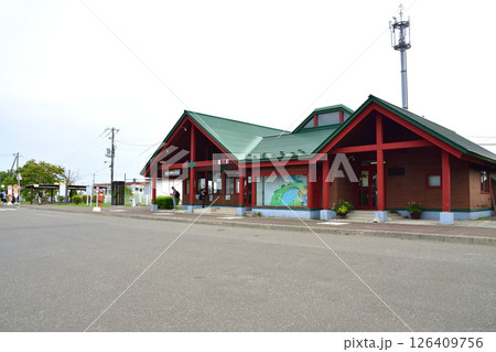 JR北海道、日高本線の苫小牧駅から鵡川駅までの風景(2023年夏曇り空) 126409756