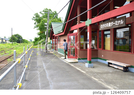 JR北海道、日高本線の苫小牧駅から鵡川駅までの風景(2023年夏曇り空) 126409757